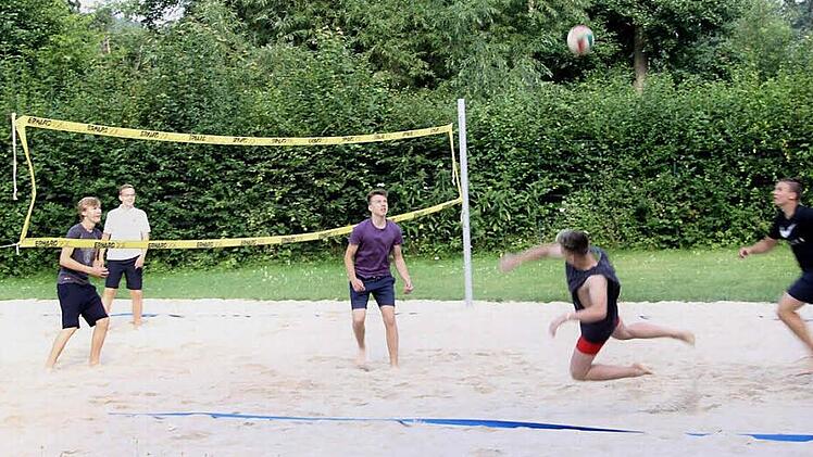 Beim Volleyball war voller Einsatz gefragt. Foto: Richard S&auml;nger