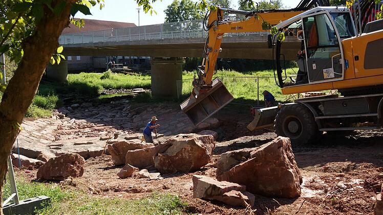 In einer breiten Sohle mündet das Wasser künftig in die Saale.Foto: Arkadius Guzy