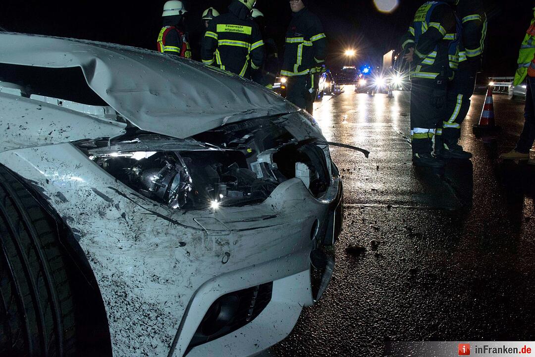 Unangepasste Geschwindigkeit bei Graupelschauer: Vier Personen verletzt, eine davon lebensgefährlich - Drei Fahrzeuge an schwerem Glätteunfall beteiligt - 47-Jähriger verliert Kontrolle über BMW, prallt mehrfach in Leitplanke und touchiert anderes Fahrzeug - Weiterer Autofahrer fuhr offenbar auf und flüchtete