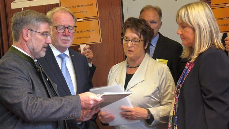 Die Coburger Delegation um Landrat Michael Busch (links) und Coburgs stellvertretende Bürgermeisterin, Birgit Weber (rechts), im Gespräch mit Bundeswirtschaftsministerin Brigitte Zypries.Berthold Köhler