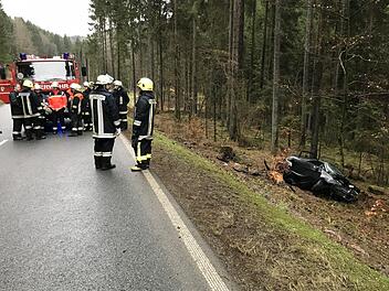 Bei einem Unfall auf der B 85 zwischen Kirchleus und Weißenbrunn war am frühen Sonntagmorgen ein 19-Jähriger ums Leben gekommen.Foto: News5/Fricke