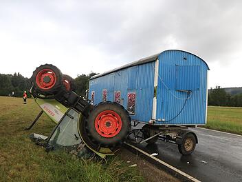 Auf Abwege geriet ein Traktor am Mittwochabend kurz vor Zeegendorf mit seinem Anh&auml;nger. Die Zugmaschine landete auf dem Dach. Foto: NEWS5 / Merzbach