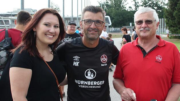 Zwei gl&uuml;ckliche Leser mit Club-Trainer Michael K&ouml;llner (Mitte): Lisa Frank und Klaus Eckert Foto: Christian Pack