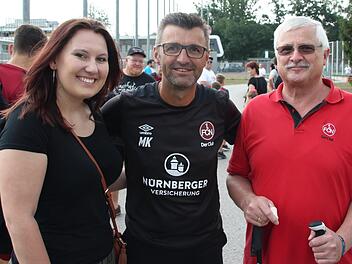 Zwei glückliche Leser mit Club-Trainer Michael Köllner (Mitte): Lisa Frank und Klaus Eckert Foto: Christian Pack
