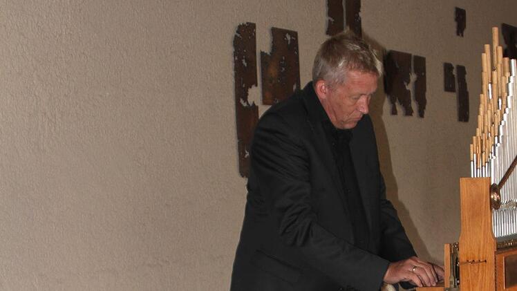 Musiker Justus Willberg beim Spiel auf der Wasserorgel mit seinen zwei Kalkantinnen, die das Wasser zu pumpen hatten.