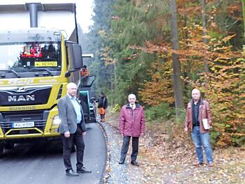 Fertiger der Guttenberger Straßenbaugesellschaft beim Aufbringen der Asphalttragschicht auf der Gemeindeverbindungsstraße nach Hermes; mit im Bild (von links) VG-Geschäftsstellenleiter Michael Laaber, Bürgermeister Franz Uome, Bauamtsleiter Roland Tiroch und GSG-Geschäftsführer Christian Heiß Foto: K.-P. Wulf