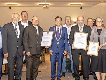 Die ausgeschiedenen geehrten Ratsmitglieder mit den Vertretern der Gemeinde Adelsdorf