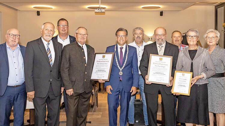 Die ausgeschiedenen geehrten Ratsmitglieder mit den Vertretern der Gemeinde Adelsdorf