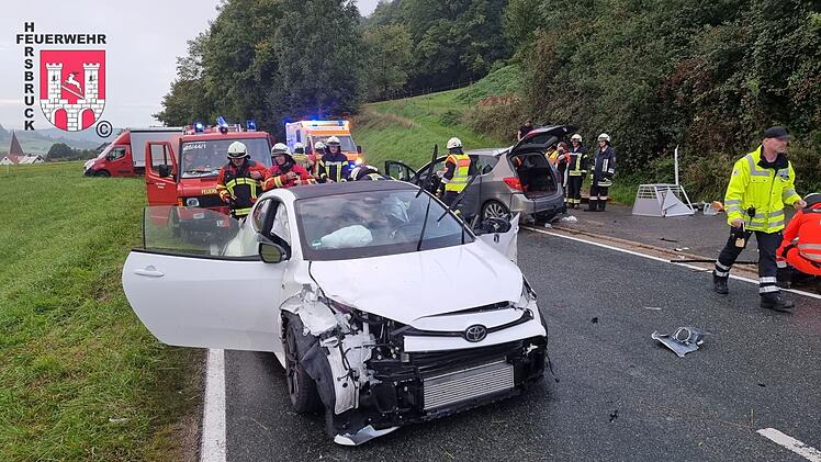 Happurg: Unfall nach "schwerem Zusammensto&szlig;" - Feuerwehren befreien Verletzte aus Auto