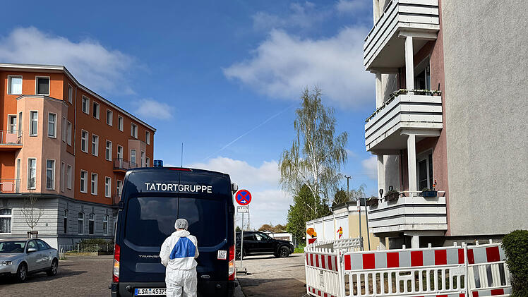 Frau mit Kind von Balkon gestürzt