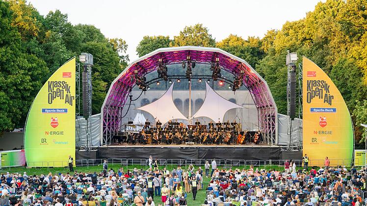Schon Stunden vor Beginn des Konzerts f&uuml;llt sich der Luitpoldhain in N&uuml;rnberg mit Menschen. Los geht das Klassik Open Air h&auml;ufig bei strahlendem Sonnenschein. Wenn die letzten T&ouml;ne erklingen, ist es schon l&auml;ngst dunkel, Wunderkerzen sorgen f&uuml;r ein stimmungsvolles Lichtermeer.