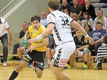 Hajck Karapetjan war einer der stärksten Spieler in der langsam aber sicher zu Ende gehenden Handball-Saison. Noch ist nicht geklärt, ob der Spielmacher des HSC 2000 Coburg auch in der nächsten Saison für die Vestestädter auf Torejagd gehen wird. Foto: Timo Geldner
