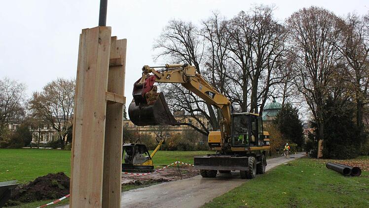 Auch die Masten der Parkleuchten erhielten Holz-Manschetten als Schutz gegen Rempler. Foto: Thomas Mäuser