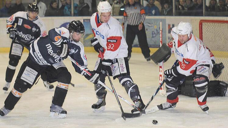 Haßfurts Verteidiger Pavel Weiß (rechts, daneben Teamkollege Dennis Friedberger) bot bis zu seiner Verletzung eine gute Partie. Der Ex-Höchstader musste, nachdem bei einem Schlagschuss der Puck an sein Knie prallte, mit Schmerzen das Eis verlassen.