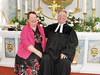 Probesitzen auf dem Rentner-Bänkla: Pfarrer Walter Jung und seine Frau Dorothea machten den Spaß gerne mit.  Foto: Sonja Adam