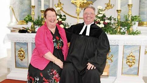 Probesitzen auf dem Rentner-Bänkla: Pfarrer Walter Jung und seine Frau Dorothea machten den Spaß gerne mit.  Foto: Sonja Adam
