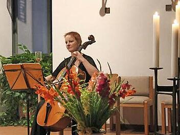 Auch optisch war das Konzert von Christian Büttner, Markus Kühnlein und Johanna Eras (Cello, im Bild) eine Augenweide. Foto: Sonja Adam