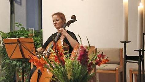 Auch optisch war das Konzert von Christian Büttner, Markus Kühnlein und Johanna Eras (Cello, im Bild) eine Augenweide. Foto: Sonja Adam