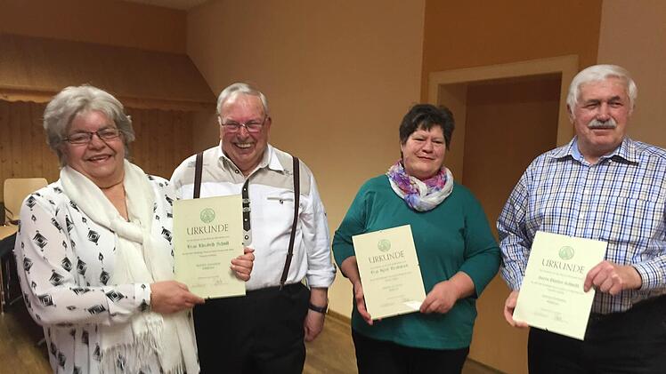 Treue Mitglieder des Rhönklub-Zweigvereins Wildflecken wurden geehrt (von links): Elisabeth Schmitt, Wilfried Donner (Vorsitzender), Brigitte Breitenbach (25 Jahre Mitglied) und Günter Schmitt (40 Jahre Mitglied). Foto: Regina Rinke