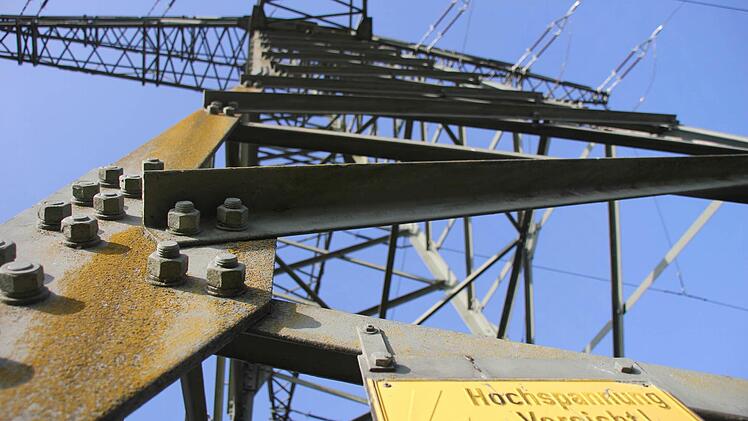 Nicht eine oberirdische Leitung, sondern ein defektes Erdkabel war Schuld am Stromausfall in Lichtenfels am späten Sonntagabend.  Foto: Archiv