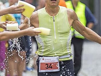 Der Stettfelder Stefan Messingschlager nimmt die erfrischenden nassen Schw&auml;mme gerne an.  Foto: Ren&eacute; Ruprecht