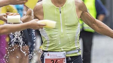 Der Stettfelder Stefan Messingschlager nimmt die erfrischenden nassen Schw&auml;mme gerne an.  Foto: Ren&eacute; Ruprecht