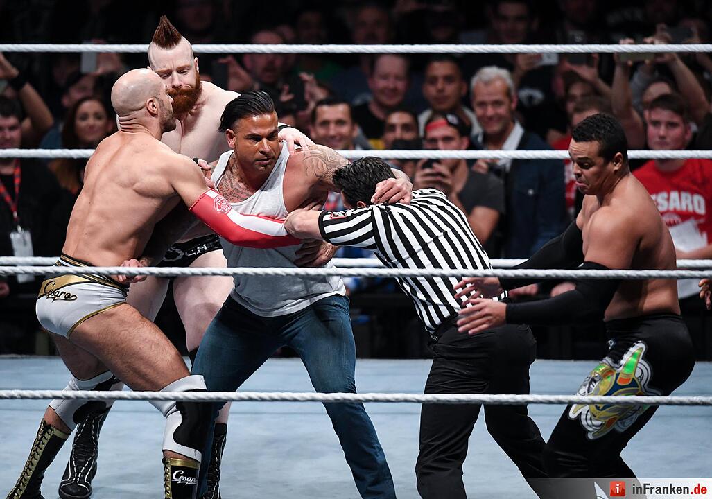 Wrestling in München - Tim Wiese gibt sein Debüt und siegt