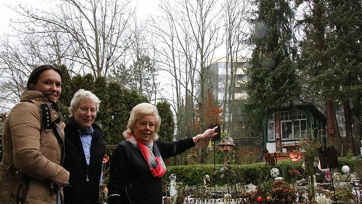 Astrid Schmitt sowie Heike und Marianne Engels zeigen, wie nahe die Erweiterung des Parkhotels "Cup Vitalis" an ihre Grundstücke heranrückt. Foto: Ralf Ruppert