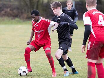 Termingerecht ging vor kurzem das Kreisliga-Spiel der A-Junioren zwischen der SG Neukenroth (mit Kevin Schnapp, dunkles Trikot) und der SG Weißenbrunn (mit Omar Jammeh am Ball) über die Bühne. Das war nicht selbstverständlich, denn den Spielleitern machen die vielen Verlegungen zu schaffen. Foto: Heinrich Weiß