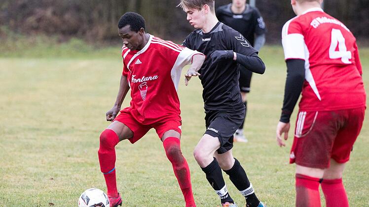 Termingerecht ging vor kurzem das Kreisliga-Spiel der A-Junioren zwischen der SG Neukenroth (mit Kevin Schnapp, dunkles Trikot) und der SG Weißenbrunn (mit Omar Jammeh am Ball) über die Bühne. Das war nicht selbstverständlich, denn den Spielleitern machen die vielen Verlegungen zu schaffen. Foto: Heinrich Weiß