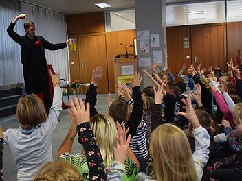 Zusammen mit der Hilfe der Kinder verwandelt Urs Jandl Apfelsaft zu Himbeerlimonade. Foto: Daniela Pondelicek
