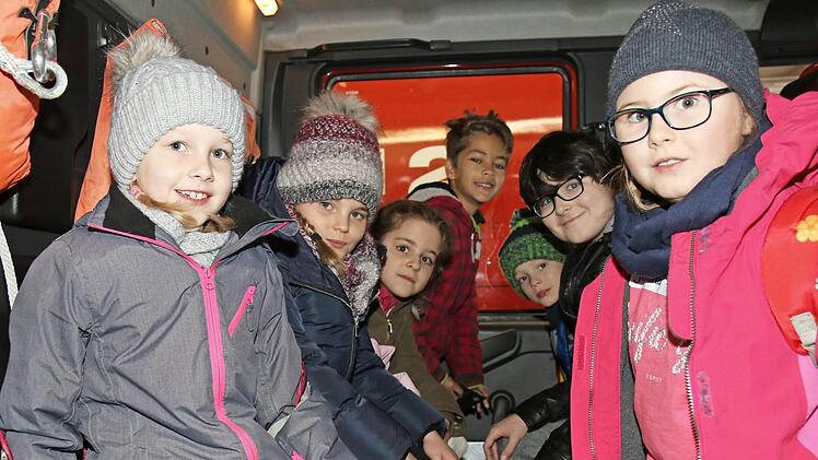 Die Kinder durften in einem Feuerwehrauto Platz nehmen.  Foto: Desombre