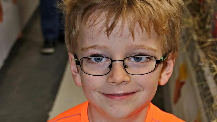 Stolz präsentiert der fünfjährige Max Karl Reiser sein fünf Monate altes Kaninchen, welches er spontan auf den Namen "Hoppler" taufte.