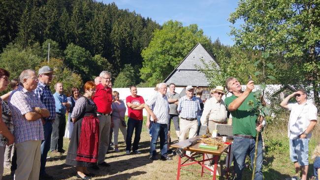 Das  10. Apfelfest in Effelter lockte am Wochenende mit einem abwechslungsreichen Programm. H&ouml;hepunkt des Festes war die Kr&ouml;nung der neuen Apfelk&ouml;nigin.  Foto: Heike Sch&uuml;lein