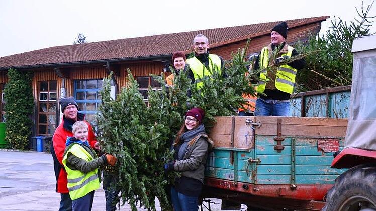 Beim Spielmannszug der Höchstadter Feuerwehr haben die Christbaum-Einsammler Spaß.  Foto: privat