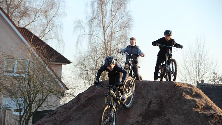 Noch zeigen die Biker am Gänsanger in Wachenroth ihre Kunststückchen.  Foto: Andreas Dorsch