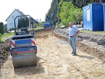 Bürgermeister Peter Ebertsch freut sich, dass im Neubaugebiet Am Seifengrund nun auch die Straßenverbindung voll ausgebaut werden kann.  Foto: K.-H. Hofmann