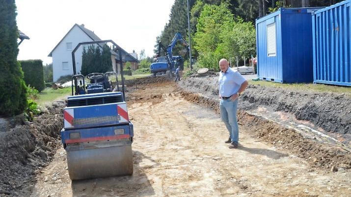 Bürgermeister Peter Ebertsch freut sich, dass im Neubaugebiet Am Seifengrund nun auch die Straßenverbindung voll ausgebaut werden kann.  Foto: K.-H. Hofmann
