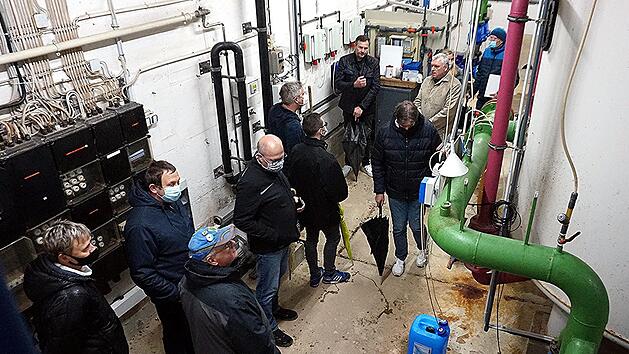 Im Technikraum des Freibads Ebern informierte der Fachmann Erik Gro&szlig; (F&uuml;nfter von rechts) dar&uuml;ber, dass die Technik veraltet ist und erneuert werden sollte. B&uuml;rgermeister J&uuml;rgen Hennemann (Dritter von rechts) und die Mitglieder des Bauausschusses h&ouml;rten zu. Helmut Will