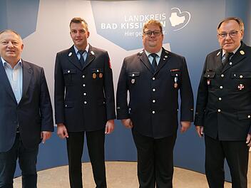 Landrat Thomas Bold (links) best&auml;tigt (von links) Markus Ullrich und Alexander Frey als Kreisbrandmeister, Marco Braunschweig konnte aus beruflichen Gr&uuml;nden nicht teilnehmen. Mit auf dem Foto Kreisbrandrat Benno Metz (rechts). Foto: Landkreis Bad ...