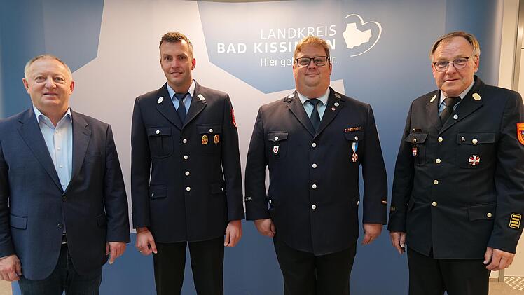 Landrat Thomas Bold (links) best&auml;tigt (von links) Markus Ullrich und Alexander Frey als Kreisbrandmeister, Marco Braunschweig konnte aus beruflichen Gr&uuml;nden nicht teilnehmen. Mit auf dem Foto Kreisbrandrat Benno Metz (rechts). Foto: Landkreis Bad ...