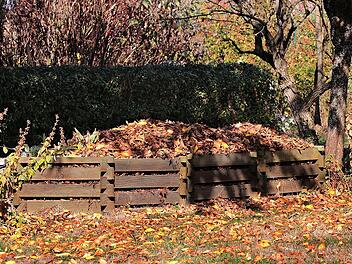 Der Kompost wächst im Herbst durch viele Ernteabfälle.