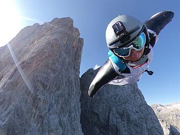 Basejumperin Katja hier bei einem Sprung vor ihrem Unfall. Bis heute sagt sie: "Beim Basejumpen bist du nur im Moment. Das ist pures Leben und ein unglaubliches Glücksgefühl. Ich liebe die Freiheit!"