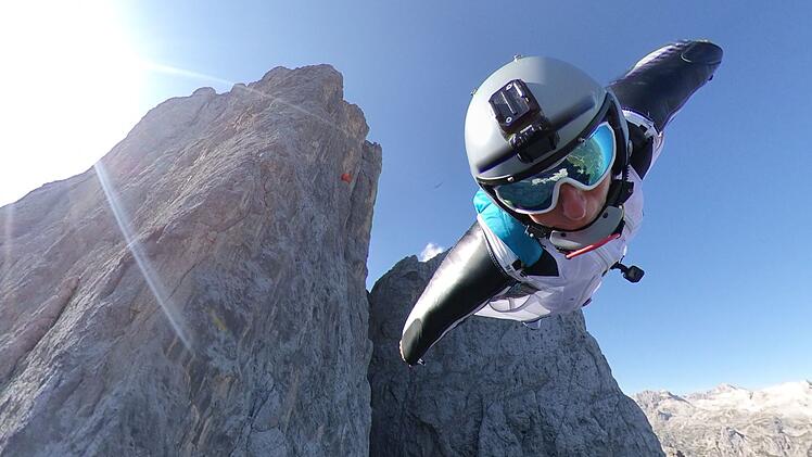 Basejumperin Katja hier bei einem Sprung vor ihrem Unfall. Bis heute sagt sie: "Beim Basejumpen bist du nur im Moment. Das ist pures Leben und ein unglaubliches Glücksgefühl. Ich liebe die Freiheit!"