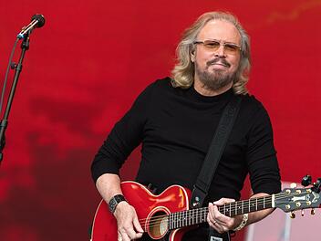 Barry Gibb, hier zu sehen bei einem Auftritt im Jahr 2017, hat sich weitgehend aus dem &ouml;ffentlichen Leben zur&uuml;ckgezogen. Am 1. September feiert die Bee-Gees-Legende ihren 80. Geburtstag.