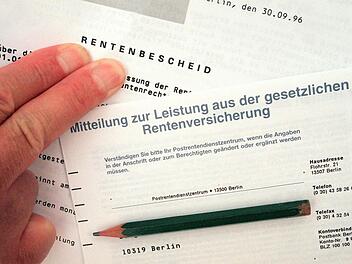 Rentner in Deutschland können nach Vorhersagen von Experten mit höheren Altersbezügen rechnen. Foto: Jens Kalaene/dpa