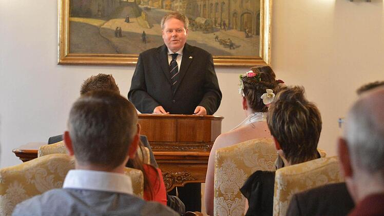 Ganz in Weiß mit einem Blumenstrauß standen Sven Heinz Dietz und Tanja Büttner vor Jürgen Dicker. Ihre Hochzeit verlief ohne Pleiten, Pech und Pannen, die manches Paar schon zur Verzweiflung brachten. Glückwunsch! Foto: Ronald Rinklef