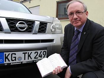 Die "249" im Kennzeichen von Pfarrer Thomas Keßler steht für das Lied "Der Geist des Herrn erfüllt das All" im Gesangbuch. Im neuen Gotteslob findet man das dort nicht mehr. Foto: Carmen Schmitt