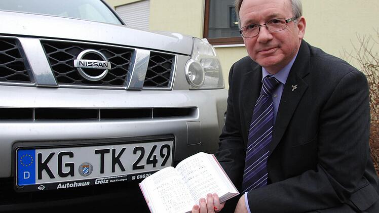 Die "249" im Kennzeichen von Pfarrer Thomas Keßler steht für das Lied "Der Geist des Herrn erfüllt das All" im Gesangbuch. Im neuen Gotteslob findet man das dort nicht mehr. Foto: Carmen Schmitt