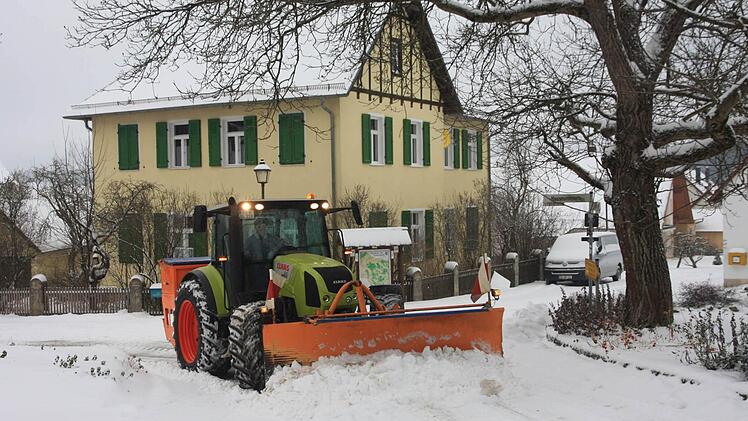 Auch der gemeindliche Winterdienst in Seidmar bei Leutenbach hatte viel zu tun, um die Straßen zu räumen. Foto: Foto: Franz Galster